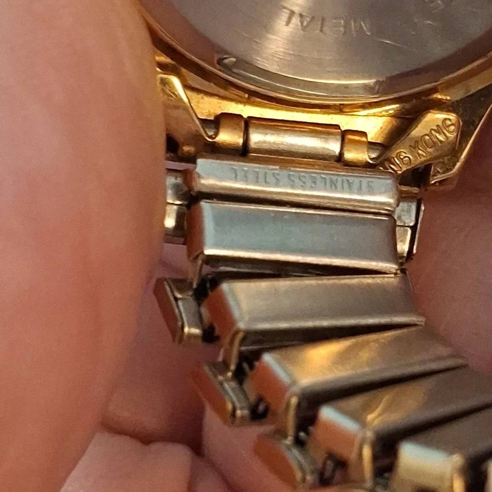 Waltham WEO19 Ladies Goldtone Watch. Quartz Movement, Day/Date, Stretch Band.